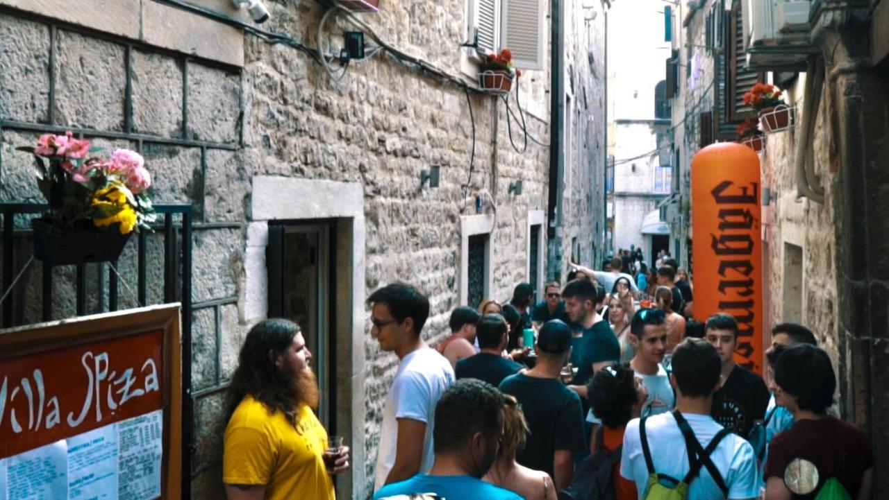Booze & Snooze Social Hostel سبليت المظهر الخارجي الصورة